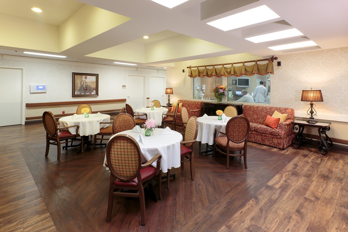 The dining room and restaurant at Vasona Creek