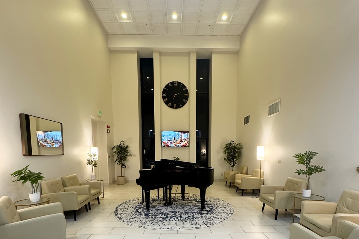 A common room with a piano at Vasona Creek